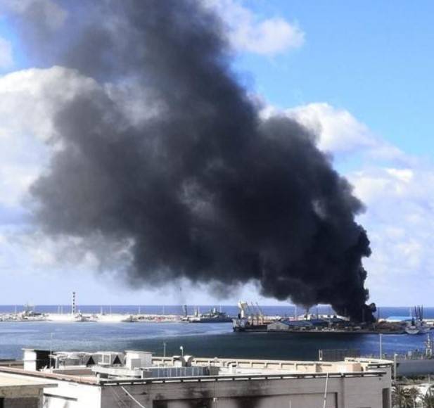 Il porto di Tripoli sotto attacco (a un passo dagli italiani)
